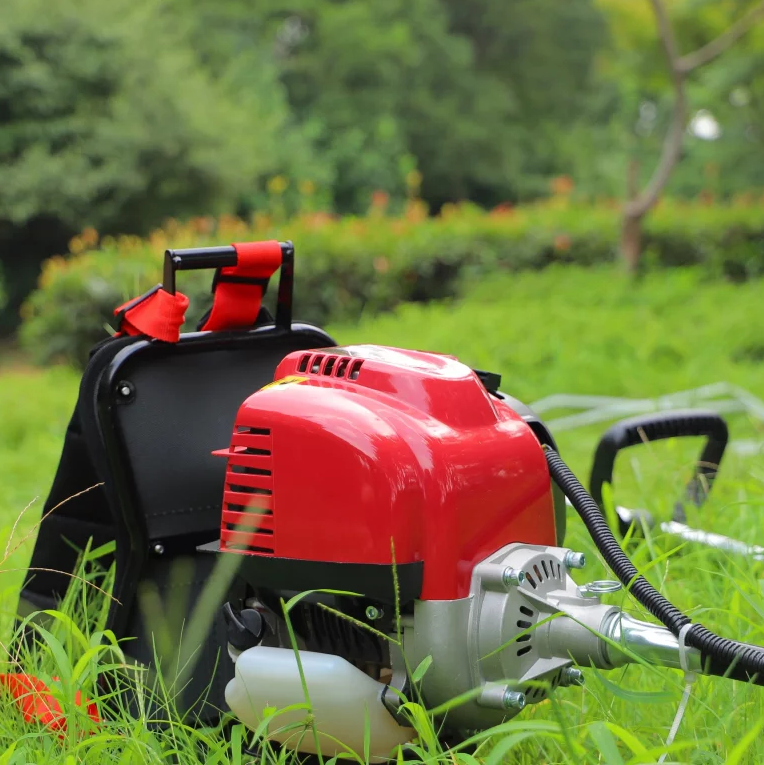 علف زن حرفه‌ای برای فضای سبز شهری و حاشیه‌کاری